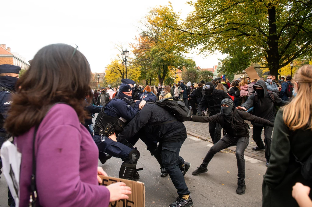 Przepychanki w Gdańsku. Policja zatrzymuje mężczyznę podczas protestu kobiet.
