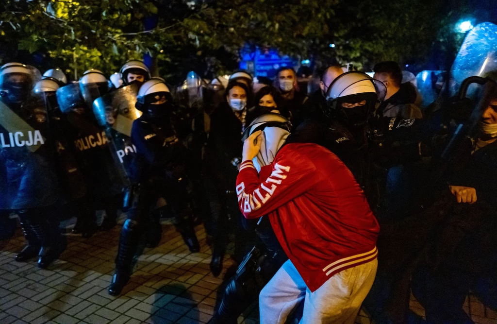 Działania policji podczas protestu przeciwko zaostrzeniu przepisów antyaborcyjnych w Katowicach. Manifestacja rozpoczęła się przy katowickiej katedrze, gdzie doszło do drobnych przepychanek z policją. Potem manifestujący przeszli chodnikami do centrum miasta i przed siedziby posłów PiS.