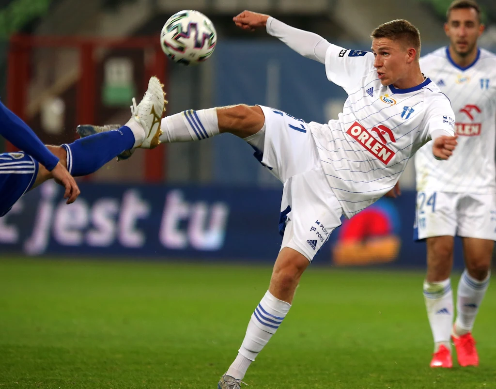 Piłkarz Wisły Płock Piotr Pyrdoł podczas meczu Ekstraklasy z Piastem Gliwice Piłkarz Wisły Płock Piotr Pyrdoł podczas meczu Ekstraklasy z Piastem Gliwice