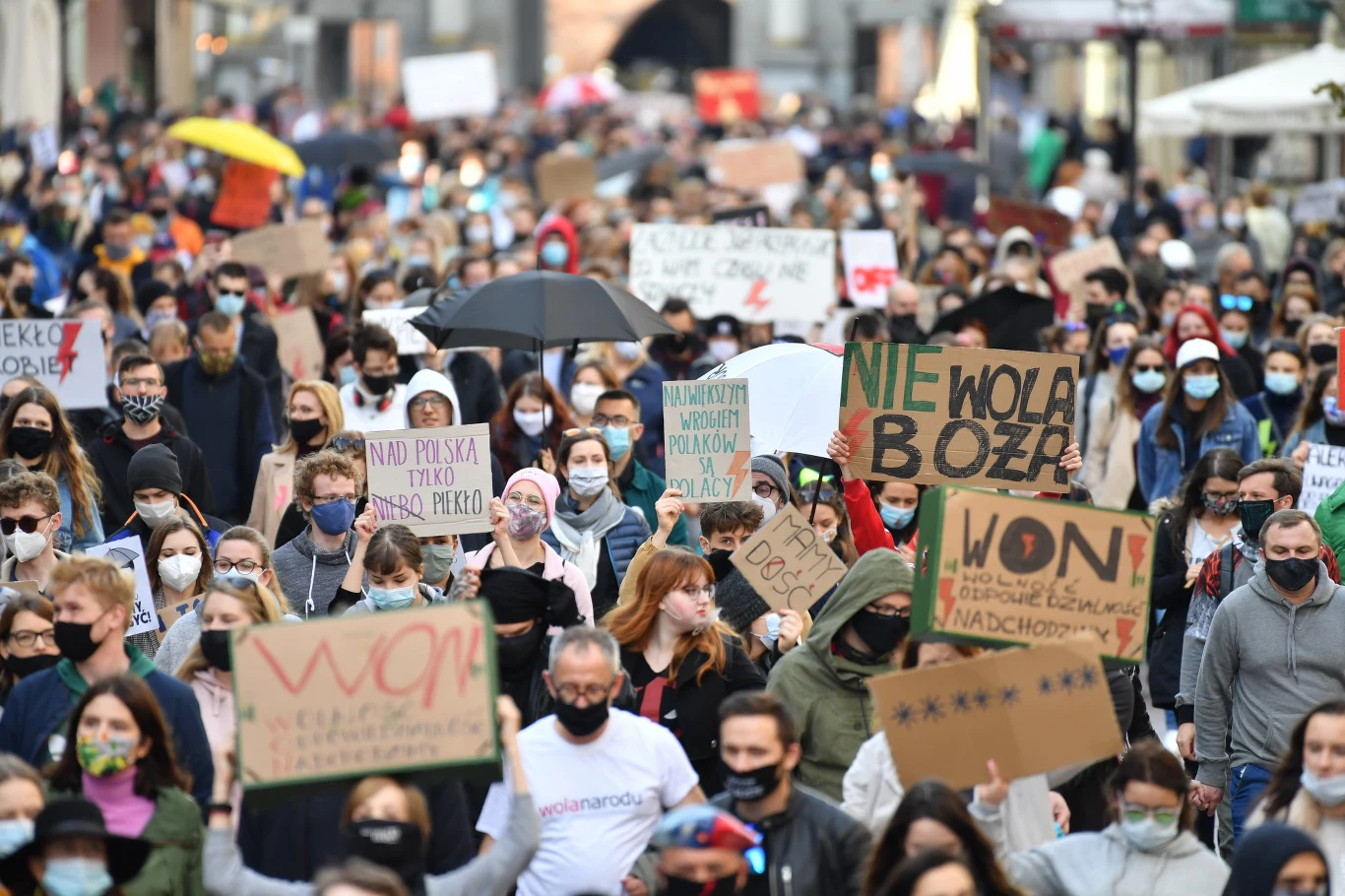 Na Długim Targu w Gdańsku zorganizowano wspólny protest kobiet, przedsiębiorców i przedstawicieli branży gastronomicznej, turystycznej, eventowej przeciwko m.in. orzeczeniu TK w sprawie aborcji oraz wprowadzanym przez rząd obostrzeniom. Na Długim Targu w Gdańsku zorganizowano wspólny protest kobiet, przedsiębiorców i przedstawicieli branży gastronomicznej, turystycznej, eventowej przeciwko m.in. orzeczeniu TK w sprawie aborcji oraz wprowadzanym przez rząd obostrzeniom.