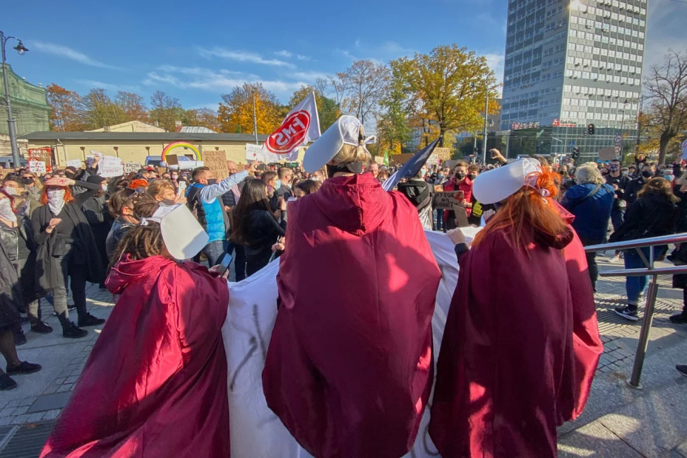 Na proteście pojawiły się aktywistki przebrane w strój "podręcznych" z popularnego serialu na podstawie powieści Margaret Atwood, kobiet, które symbolizują ucisk seksualny. Na proteście pojawiły się aktywistki przebrane w strój "podręcznych" z popularnego serialu na podstawie powieści Margaret Atwood, kobiet, które symbolizują ucisk seksualny.