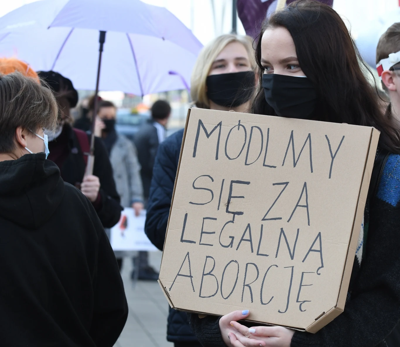 "Wyp.......ć", "Rozdział państwa od kościoła" i "J...ć PiS" - to okrzyki demonstrantów przed katedrą. Emitowano też rotę przysięgi policyjnej. "Zdejmij mundur, przeproś matkę" - to również okrzyki, które zabrzmiały przed archikatedrą łódzką. "Wyp.......ć", "Rozdział państwa od kościoła" i "J...ć PiS" - to okrzyki demonstrantów przed katedrą. Emitowano też rotę przysięgi policyjnej. "Zdejmij mundur, przeproś matkę" - to również okrzyki, które zabrzmiały przed archikatedrą łódzką.