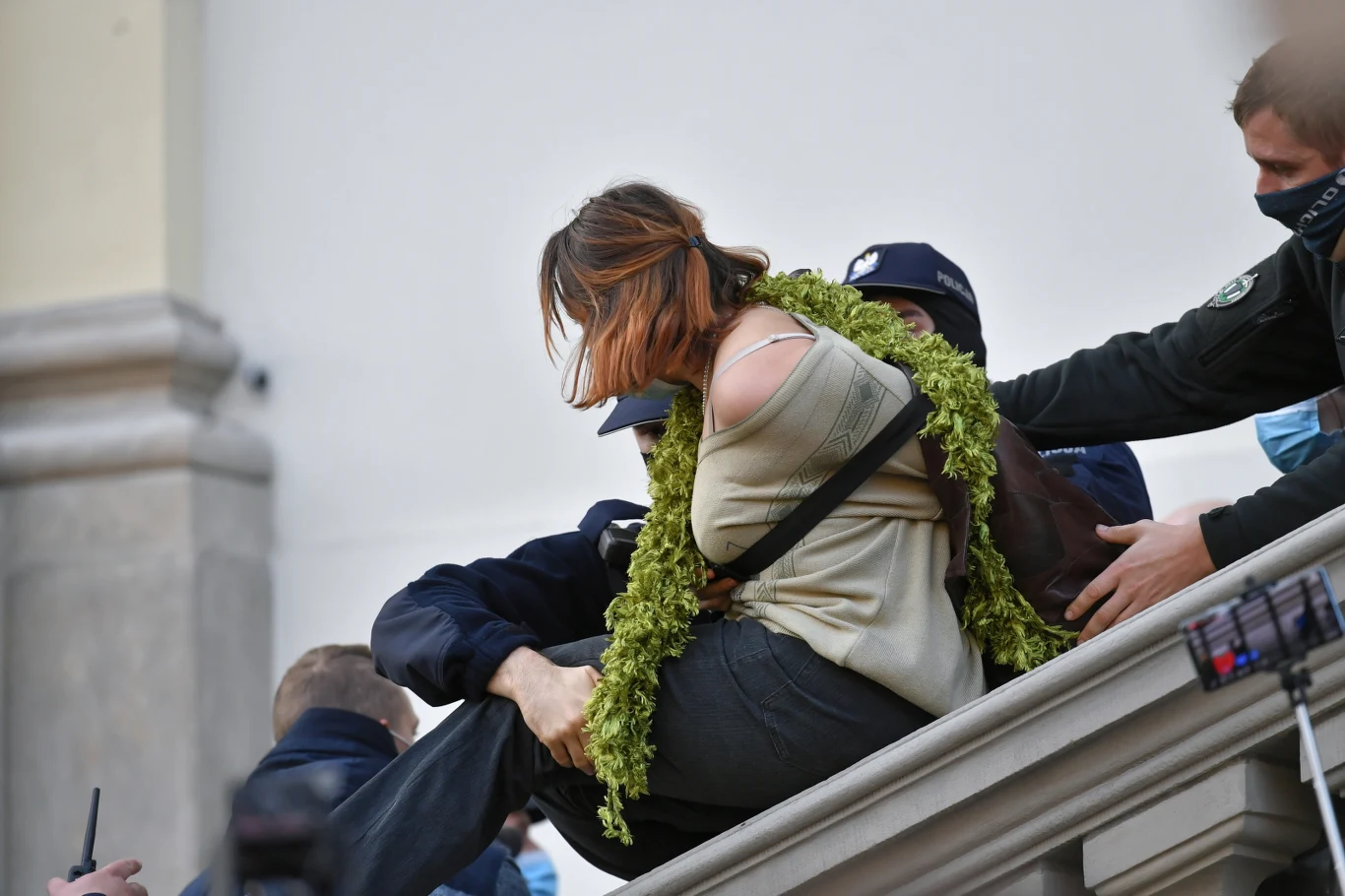 Interwencja policji przed kościołem Świętego Krzyża w Warszawie Interwencja policji przed kościołem Świętego Krzyża w Warszawie