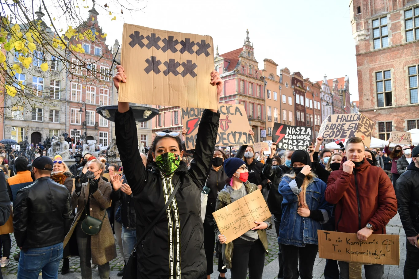 22 października TK w pełnym składzie orzekł, że przepis zezwalający na dopuszczalność aborcji w przypadku dużego prawdopodobieństwa ciężkiego i nieodwracalnego upośledzenia płodu albo nieuleczalnej choroby zagrażającej jego życiu jest niezgodny z konstytucją. 22 października TK w pełnym składzie orzekł, że przepis zezwalający na dopuszczalność aborcji w przypadku dużego prawdopodobieństwa ciężkiego i nieodwracalnego upośledzenia płodu albo nieuleczalnej choroby zagrażającej jego życiu jest niezgodny z konstytucją.