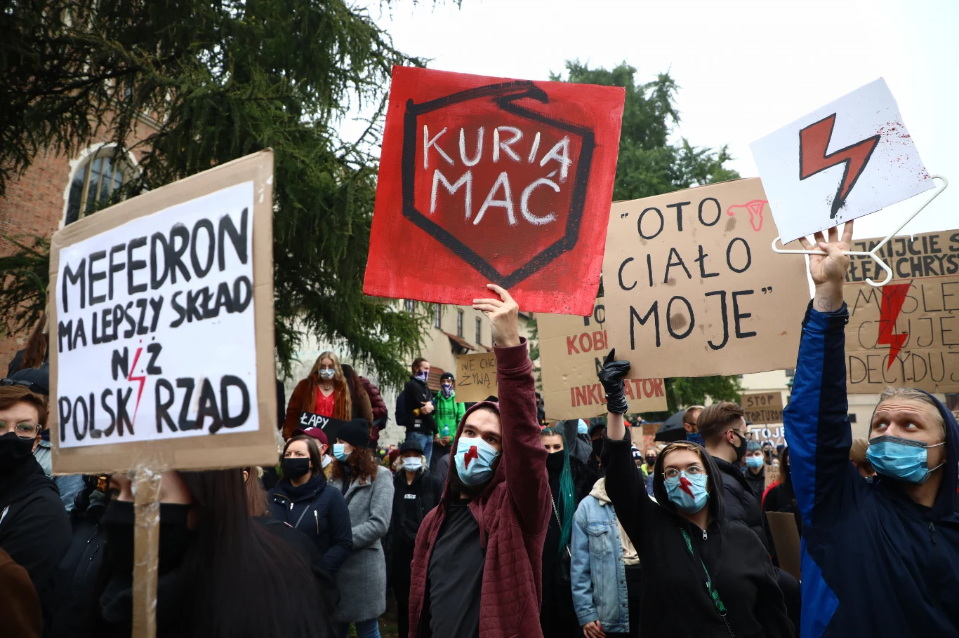 Jak tłumaczyły organizatorki protestu z Ogólnopolskiego Strajku Kobiet, odbył się on się przed kurią na ul. Franciszkańskiej, ponieważ 'to patologiczny związek PiS-u z kościołem podejmuje patologiczne decyzje'. "Trybunał Konstytucyjny wydał wyrok na polskie kobiety, to jest hańba. Te manifestacje przeradzają się w ogólnopolski protest przeciwko opresyjnej i autorytarnej władzy" - mówiła jedna z uczestniczek.