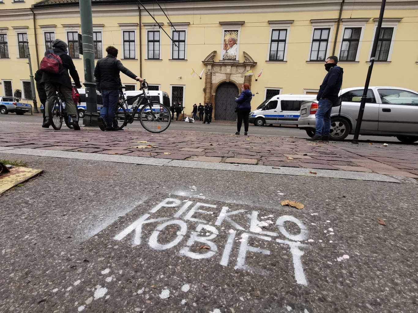 Napis "Piekło kobiet" na chodniku naprzeciw kurii w Krakowie.