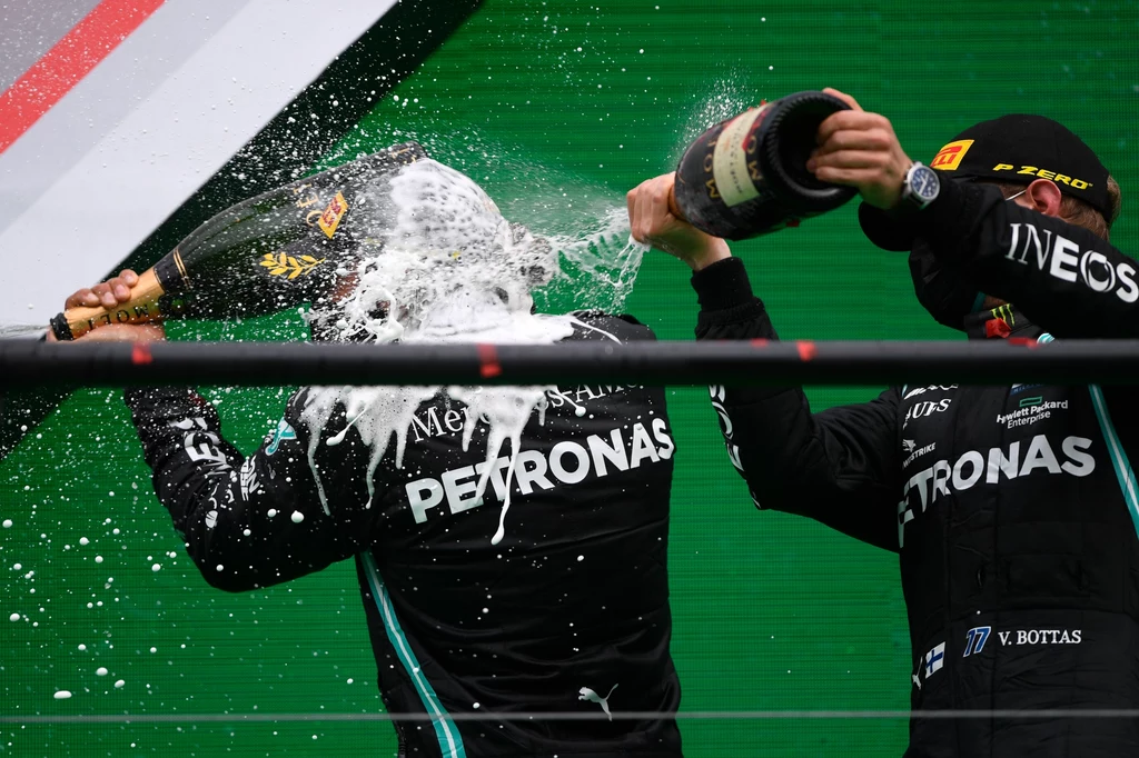 Lewis Hamilton (z lewej) celebruje zwycięstwo w GP Portugalii Lewis Hamilton (z lewej) celebruje zwycięstwo w GP Portugalii