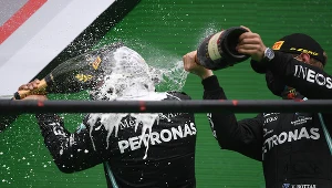 Lewis Hamilton (z lewej) celebruje zwycięstwo w GP Portugalii
