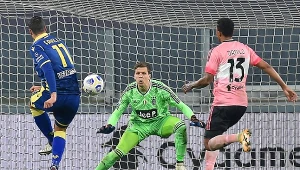 Andrea Favilli (nr 11) pokonał Wojciecha Szczęsnego