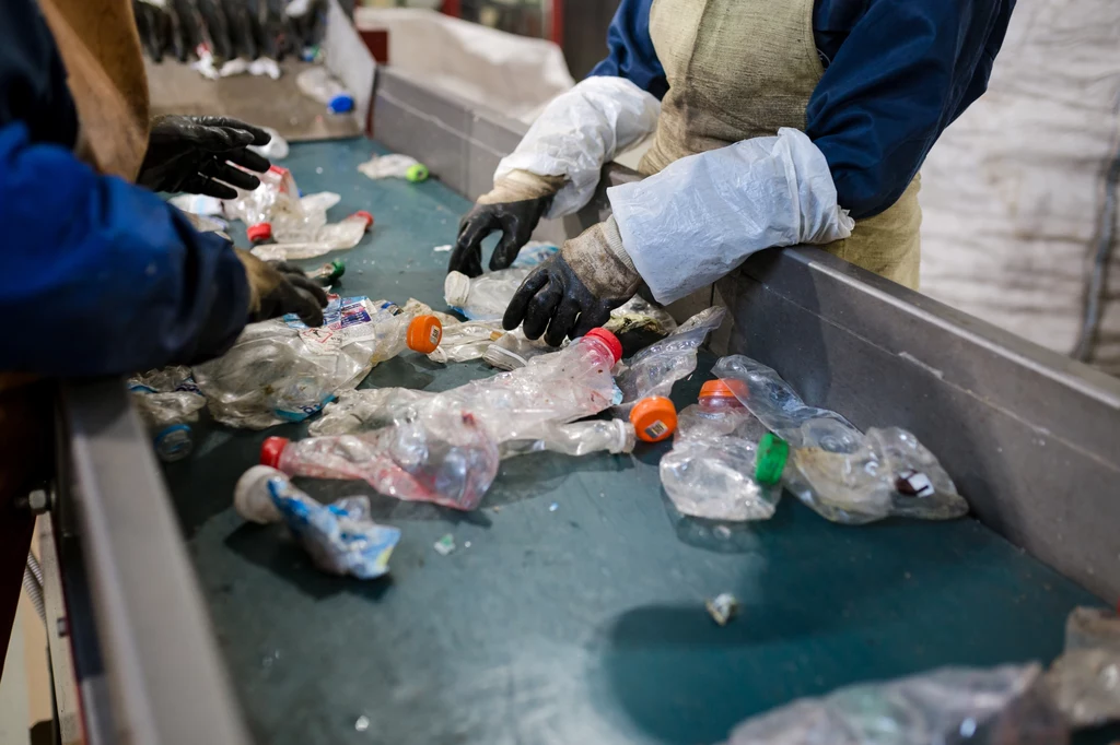 Obecnie, tylko niewielka część produkowanego na świecie plastiku jest poddawana recyklingowi