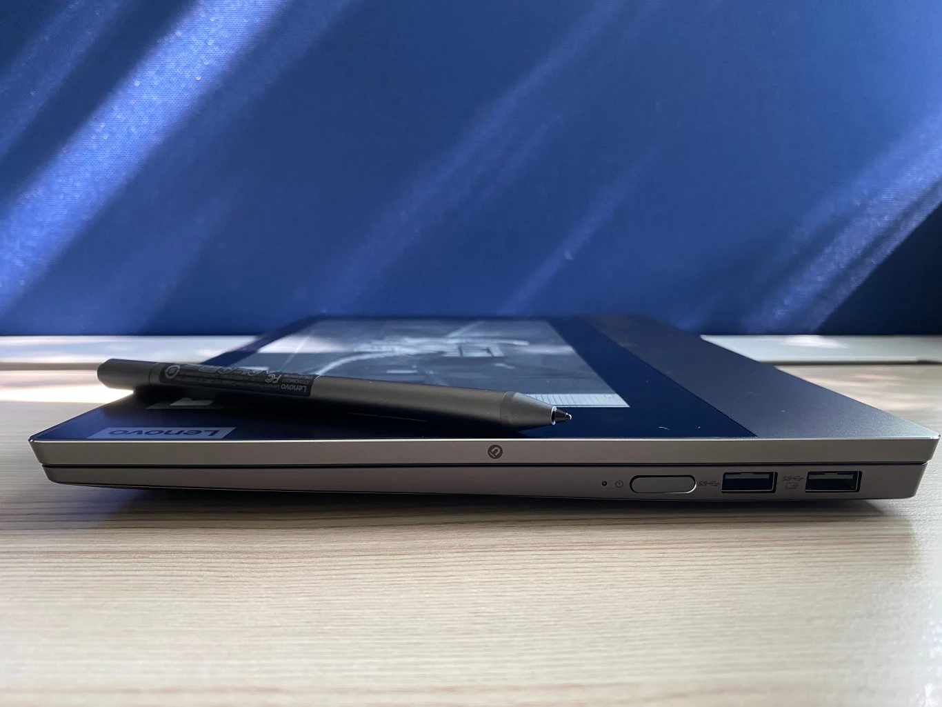 Dodatkowy ekran może także służyć jako duży czytnik e-booków. Mimo iż Lenovo ThinkBook Plus prawdopodobnie byłby największym czytnikiem e-booków na świecie, to da się go używać w ten sposób.