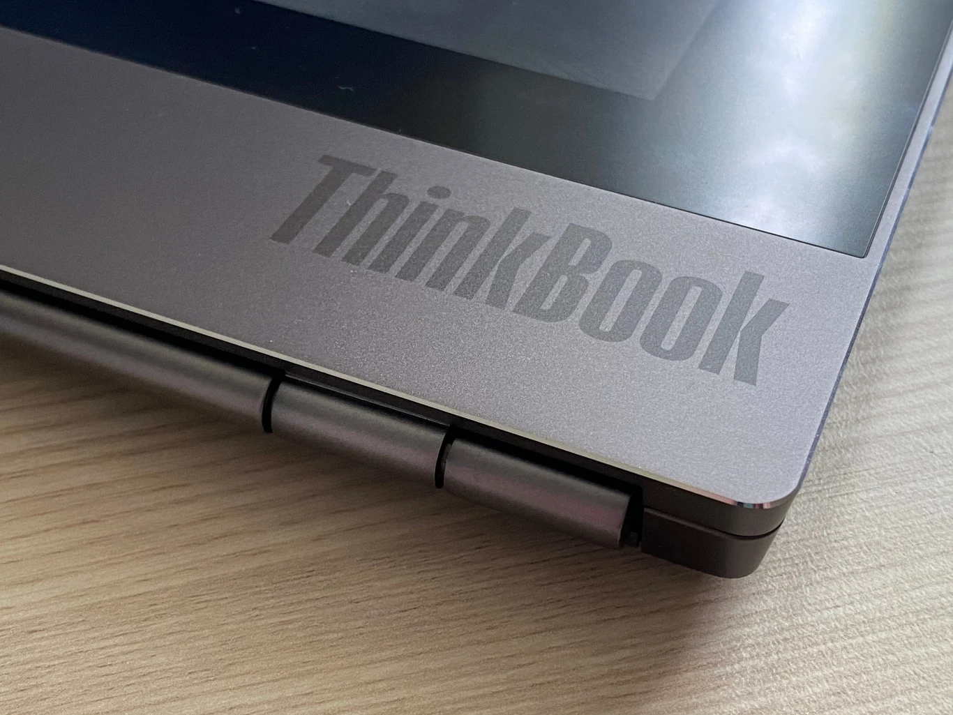 Laptop jest napędzany przez procesor Intel Core i5-10210U o taktowaniu 1,6 GHz, wspierany przez 8 GB pamięci RAM. Dzięki obecności dysku SSD o pojemności 512 GB, komputer jest szybszy niż kiedykolwiek. Ma też baterię wystarczającą na 10 godzin działania. Z kolei technologia Rapid Charge uzupełni akumulator do 80 proc. w ciągu zaledwie godziny.