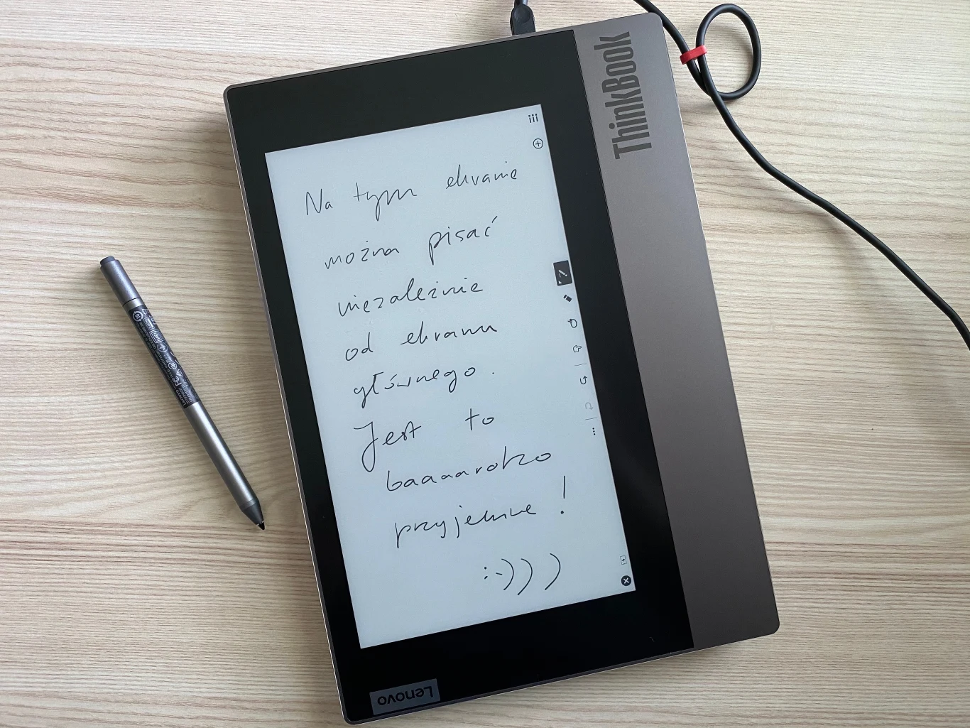 Za pomocą cyfrowego pióra dołączonego do zestawu można robić notatki lub szkice. Rysik można przymocować do laptopa magnetycznie po obu stronach górnej pokrywy. Wykonane szkice można zsynchronizować z OneNote i zamienić na tekst, wykresy, a nawet ilustracje. Na czas szkicowania można podłączyć monitor zewnętrzny, aby wyświetlać efekty swojej pracy na dużym ekranie. Aby podkreślić osobisty charakter laptopa oraz swój styl, można nawet spersonalizować pokrywę, wyświetlając zdjęcie na górnym ekranie.