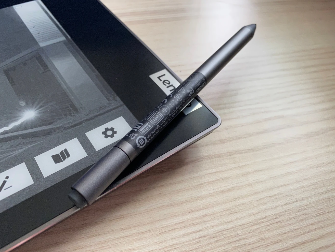 Dzięki stanowi wstrzymania z zachowaniem połączenia Lenovo ThinkBook Plus wybudza się ze stanu uśpienia w niecałe pół sekundy, a już po sekundzie można przeglądać strony internetowe. Technologia WiFi 6 zapewnia szybką i niezawodną łączność, nawet w sieciach z setkami podłączonych urządzeń, jak na lotniskach czy w centrach konferencyjnych.