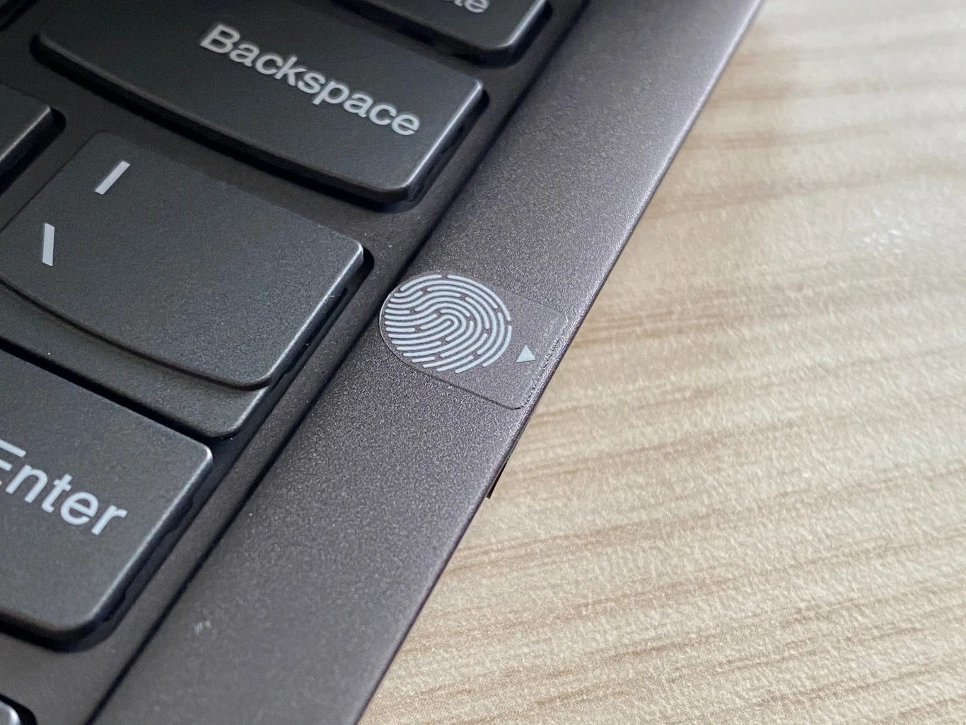 Komputer ma zestaw najbardziej potrzebnych portów komunikacyjnych: złącze USB-C służące do ładowania i obsługujące DisplayPort, dwa klasyczne porty USB 3.0, złącze HDMI i audio jacka 3,5 mm. Na pokładzie nie ma czytnika kart pamięci, ale wynika to ze smukłości maszyny i coraz częściej jest standardem wśród ultrabooków.