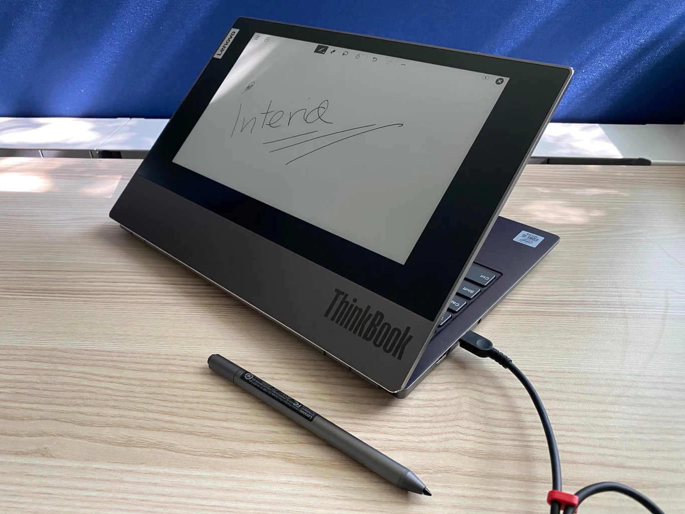 Lenovo ThinkBook Plus to jeden z najbardziej oryginalnych laptopów dostępnych na rynku. Jest świetnie wykonany, dobrze wyposażony, a dodatkowy ekran daje możliwości interakcji z maszyną na wiele sposobów. Za model w testowanej przez nas konfiguracji trzeba zapłacić 5699 zł.