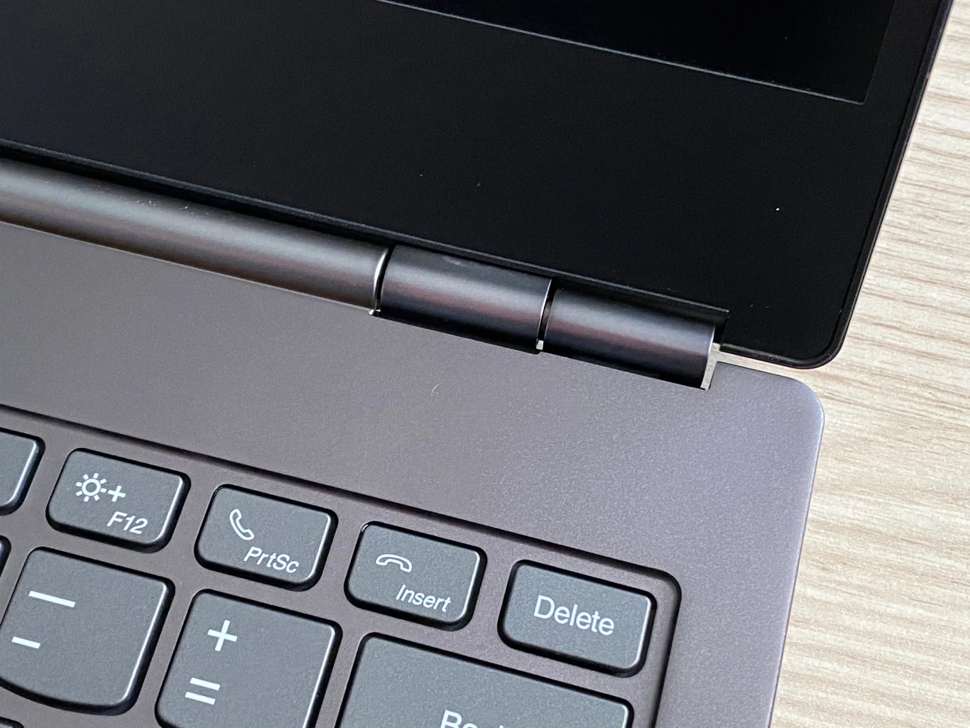 W laptopie z dwoma wyświetlaczami, kluczowym elementem jest zawias ekranu. Ten w ThinkBook Plus wykonano ze stopu cynku metodą metalurgii proszków, dzięki czemu wytrzyma nawet 25 000 cykli otwierania i zamykania. Jest dodatkowo pokryty indem i cyną w celu zwiększenia odporności na korozję i optymalizacji odbioru sygnałów WiFi.