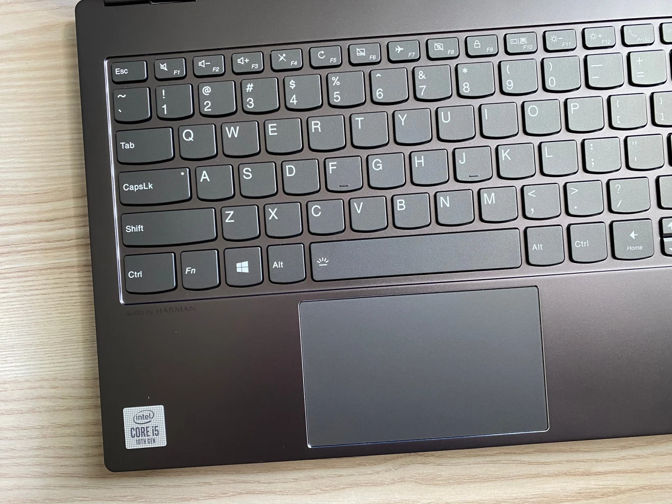 Lenovo ThinkBook Plus ma bardzo wygodną klawiaturę (co jest normą w serii ThinkPad) i duży, responsywny touchpad. Pisanie na laptopie to czysta przyjemność, zwłaszcza, że można robić to na kilka różnych sposobów.
