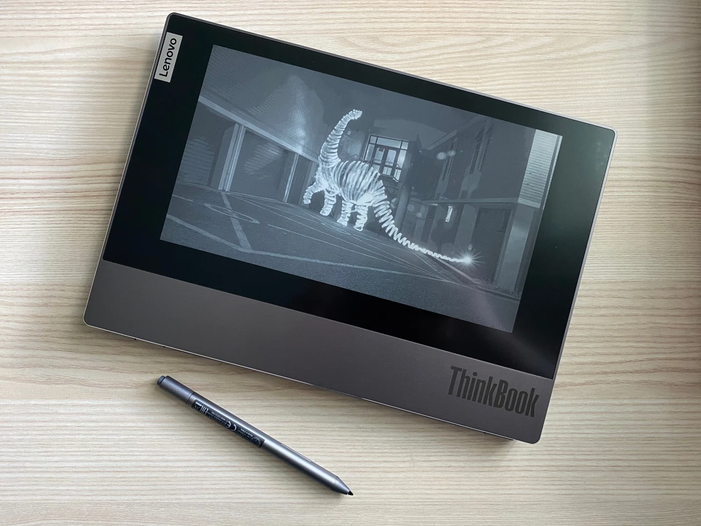 ThinkBook Plus został wyposażony w 13,3-calowy ekran FHD wysokiej jakości. Prawdziwą innowacją jest natomiast 10,8-calowy ekran e-ink wbudowany w zewnętrzną część klapy ekranu. Dzięki takiemu rozwiązaniu, bez otwierania urządzenia dodatkowy ekran może pokazywać powiadomienia z programu pocztowego, kalendarza, można na nim pisać maile, pisać notatki, czy czytać dokumenty i e-booki. Zastosowana technologia e-papieru sprawia, że ekran jest bardzo energooszczędny, ponieważ energię pobiera wyłącznie podczas zmiany wyświetlanej treści. 