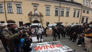 Protest przed krakowską kurią