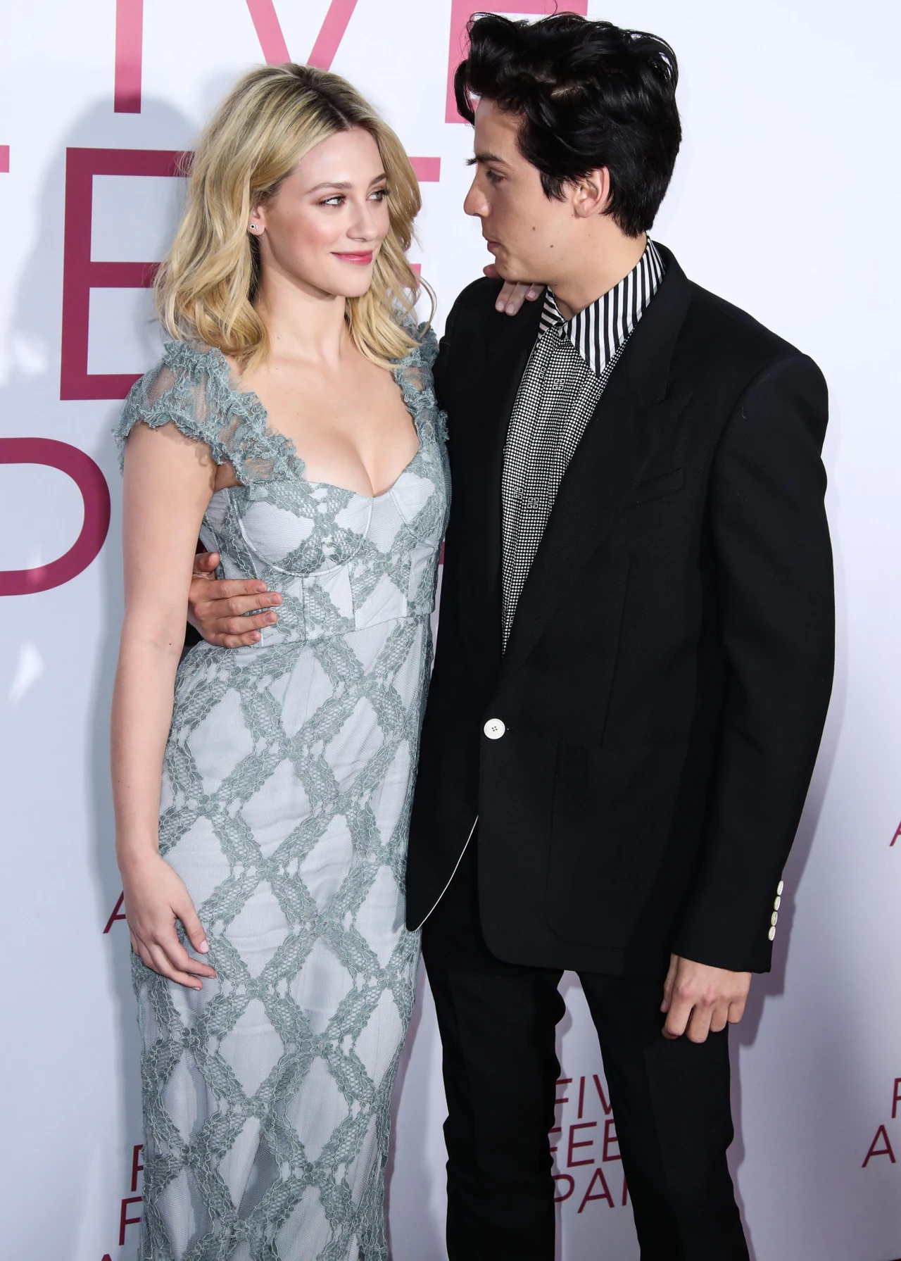 Sprouse od czerwca 2018 do marca 2020 był związany z koleżanką z planu „Riverdale - aktorką Lili Reinhart. Sprouse od czerwca 2018 do marca 2020 był związany z koleżanką z planu „Riverdale - aktorką Lili Reinhart.