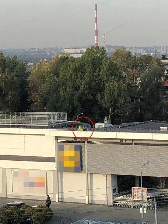 Chłopców na dachu marketu policjanci zauważyli z budynku komisariatu Chłopców na dachu marketu policjanci zauważyli z budynku komisariatu