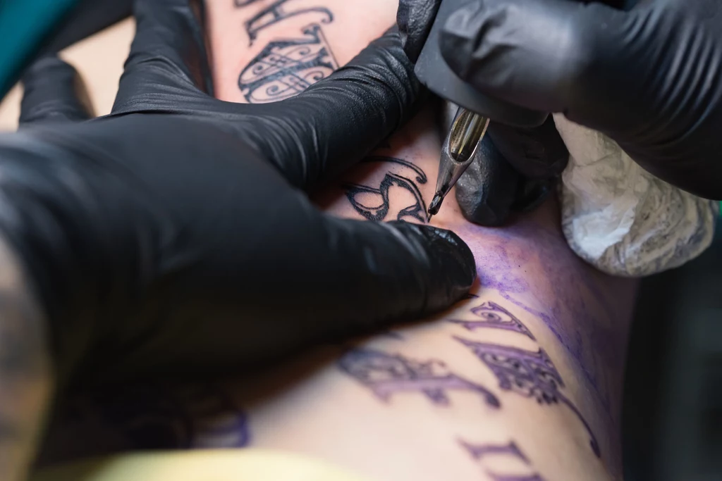 Moda na tatuaże nie mija, ale tatuowanie logotypów popularnych marek nie zdarza się często