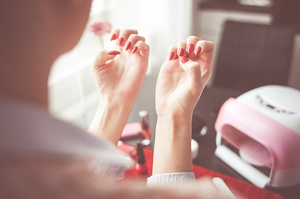 Lakier hybrydowy zapewnia wyjątkową trwałość manicure’u i piękny wygląd paznokci