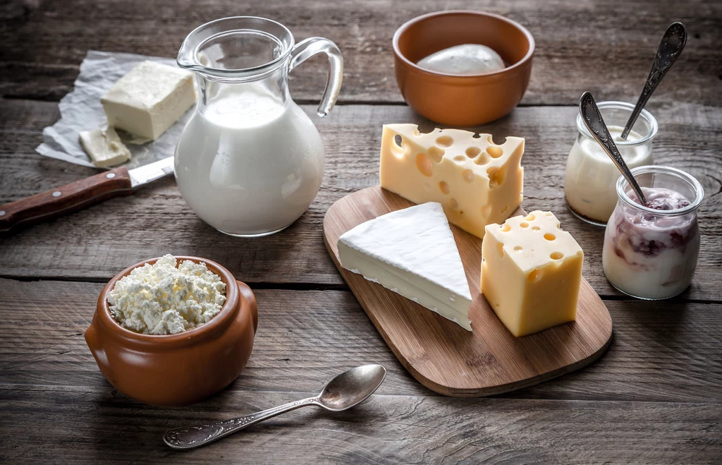 Dieta dla mocnych paznokci W dbaniu o zdrowe i piękne paznokcie pomoże nam również odpowiednia dieta. Po jakie produkty warto sięgać? Przede wszystkim te, które są źródłem witaminy A, H, witamin z grupy B oraz żelaza, magnezu i wapnia. Wymienione wyżej minerały znajdziemy w: - nabiale, jajkach, rybach, wątróbce, szpinaku, bananach, marchewkach, pomidorach, ziemniakach, orzechach włoskich, czosnku, burakach oraz kapuście. 