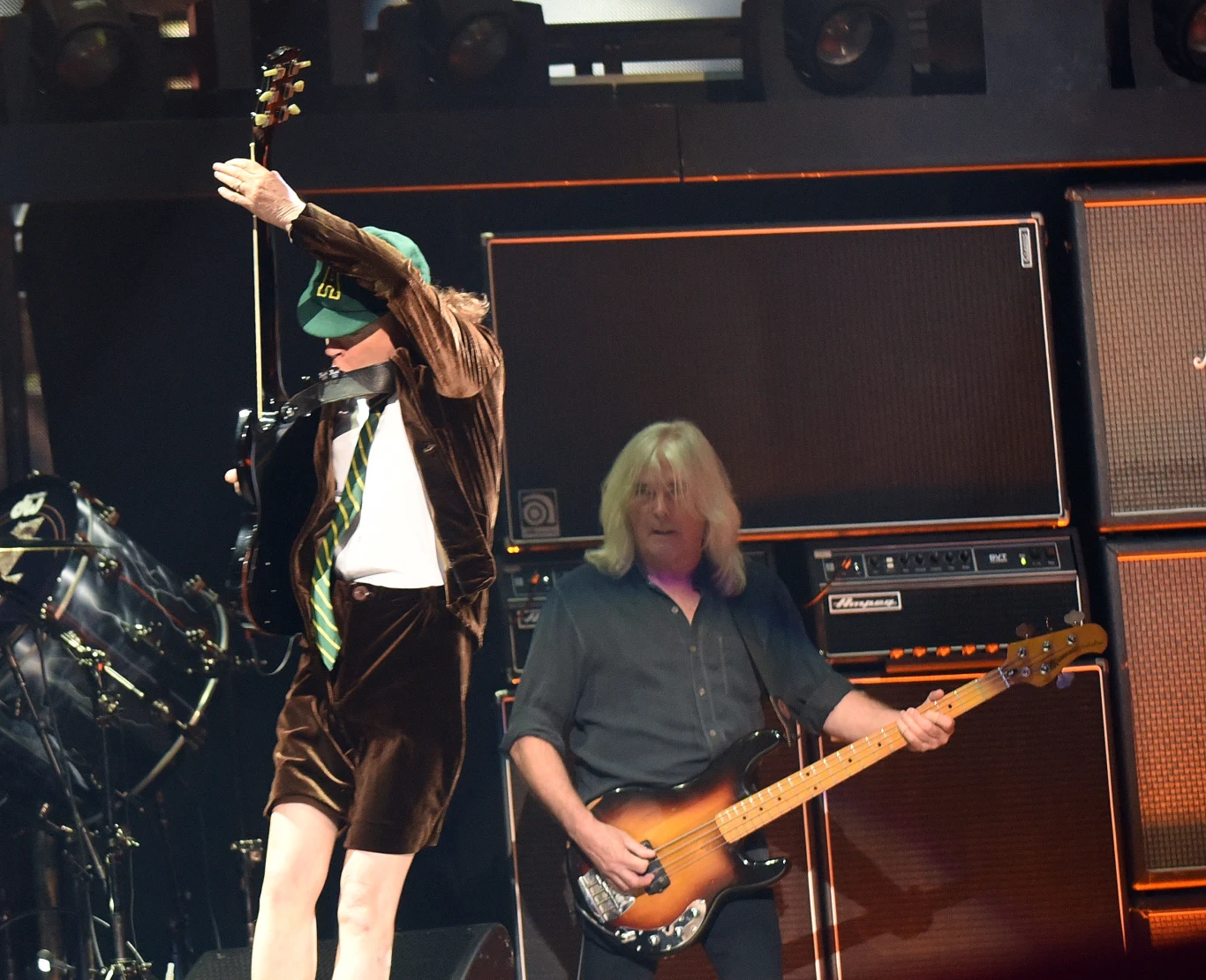 Angus Young i Cliff Williams (AC/DC) w akcji Angus Young i Cliff Williams (AC/DC) w akcji