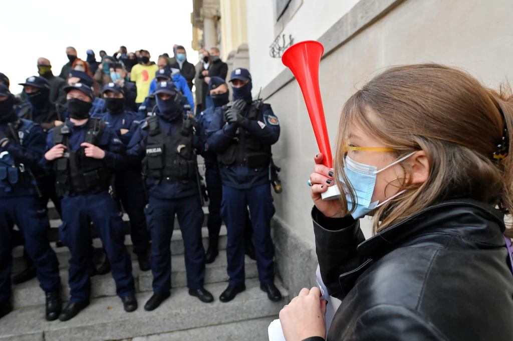 Policja blokuje wejście do kościoła Świętego Krzyża w Warszawie podczas protestu przeciwko zaostrzeniu prawa aborcyjnego Policja blokuje wejście do kościoła Świętego Krzyża w Warszawie podczas protestu przeciwko zaostrzeniu prawa aborcyjnego