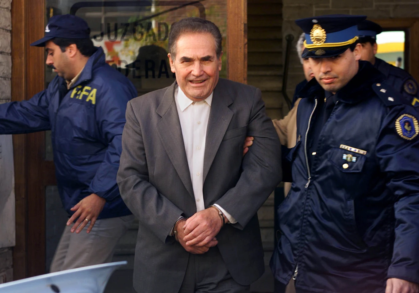 Rok 1998. Dinko Sakic w rękach argentyńskiej policji. Zastępca komendanta obozu zmarł 10 lat później