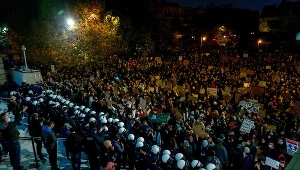 Policja zabezpiecza protest przeciwko decyzji Trybunału Konstytucyjnego w sprawie przepisów aborcyjnych przed Archikatedrą Chrystusa Króla w Katowicach