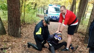 Zatrzymany mężczyzna atakował przechodniów kijem (na zdjęciu)