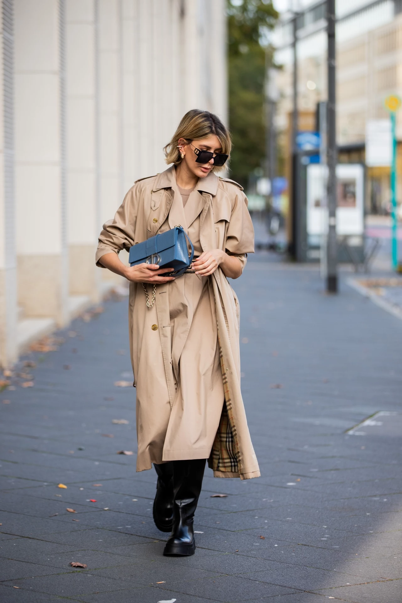 Victoria Scheu ma na sobie sukienkę Nehera, trench Burberry, pasek, torebkę i okulary Dior oraz buty Zara. Victoria Scheu ma na sobie sukienkę Nehera, trench Burberry, pasek, torebkę i okulary Dior oraz buty Zara.