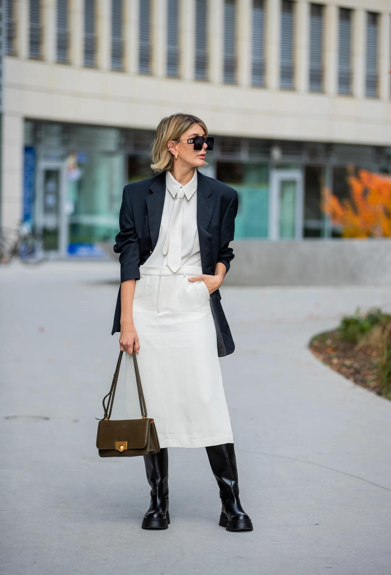 Victoria Scheu ma na sobie sukienkę z krawatem od Zary, “owersajzową” marynarkę Ralph Lauren Vintage i torebkę BV Classic Bottega Veneta. Victoria Scheu ma na sobie sukienkę z krawatem od Zary, “owersajzową” marynarkę Ralph Lauren Vintage i torebkę BV Classic Bottega Veneta.