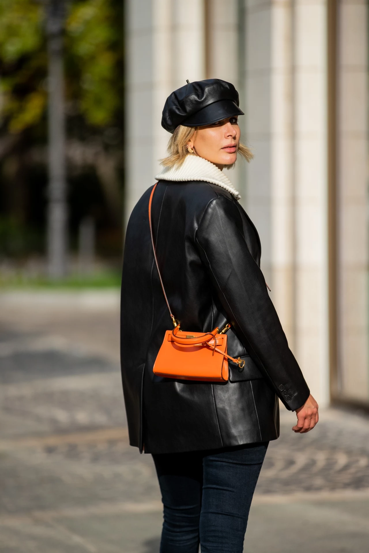 Victoria Scheu ma na sobie dżinsy Calvin Klein, sweter COS, skórzaną kurtkę Zara i pomarańczową mikrotorebkę Hermes. Victoria Scheu ma na sobie dżinsy Calvin Klein, sweter COS, skórzaną kurtkę Zara i pomarańczową mikrotorebkę Hermes.