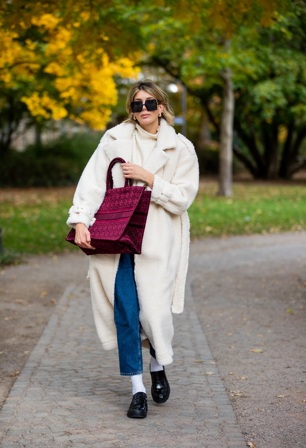 Blogerka ma na sobie kremowy płaszcz Sundaybay, dżinsy z wysokim stanem Levis, top Zara i torbę od Diora. Blogerka ma na sobie kremowy płaszcz Sundaybay, dżinsy z wysokim stanem Levis, top Zara i torbę od Diora.