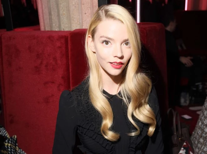 Anya Taylor-Joy podczas "Paryskiego Tygodnia Mody"