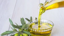 Oliwa z oliwek zawiera witaminy, które korzystnie działają na strukturę skóry oraz wewnątrz wytworów jej naskórka. Stosujemy ją dokładnie tak samo, jak w przypadku serum pielęgnacyjnego. Za pomocą niepotrzebnej już szczoteczki (np. do wyczesywania brwi) nakładamy odrobinę oliwy na włoski, począwszy od nasady, aż do samego końca. Zabieg wykonujemy codziennie przez około miesiąc, najlepiej wieczorem po zmyciu makijażu. 