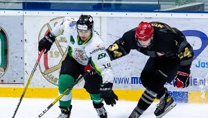 Zawodnik JKH GKS Jastrzębia Dominik Paś (z lewej) i Dawid Musioł z Comarch Cracovii 