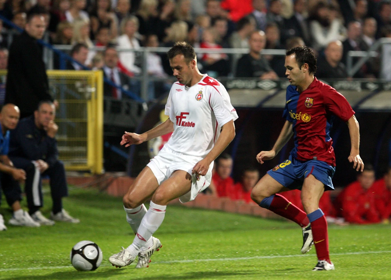 Marek Zieńczuk (z lewej) kontra Andres Iniesta w meczu Wisły Kraków z Barceloną o Ligę Mistrzów w 2008 roku Marek Zieńczuk (z lewej) kontra Andres Iniesta w meczu Wisły Kraków z Barceloną o Ligę Mistrzów w 2008 roku