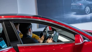 Samochody Tesli można bardzo mocno zintegrować ze smartfonami...