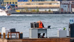 Najbardziej odizolowane biurko świata. Barka z pracownikiem wypłynęła na środek rzeki