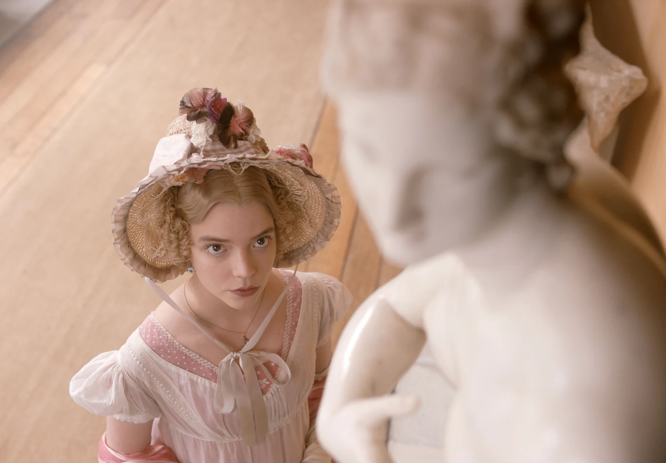 Przygodę z kinem kostiumowym Taylor-Joy kontynuowała za sprawą występu w ekranizacji książki Jane Austen zatytułowanej "Emma". Zagrała piękną, mądrą i bogatą dziewczynę, która musi zmierzyć się z bólem dorastania oraz miłosnymi pomyłkami, zanim odnajdzie miłość, której zawsze pragnęła.

"Emma to nie jest zwykła postać. Ona naprawdę musi zachowywać się nieznośnie, abyśmy mogli dostrzec jej przemianę. Jest nieposkromiona, nieujarzmiona, dopiero z czasem odnajduje serce. A Anya to aktorka przede wszystkim niezwykle inteligentna. Potrafi zagrać antybohaterkę, nie odstręczając od niej publiczności" - mówiła reżyserka filmu Autumn de Wilde.