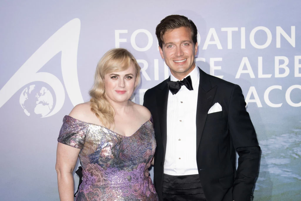 Rebel Wilson i Jacob Busch podczas gali w Monte Carlo