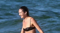 Paparazzi przyłapali Candice na plaży w Miami na Florydzie, gdzie przykuwała uwagę czarnym bikini wyjątkowo niewielkich rozmiarów.