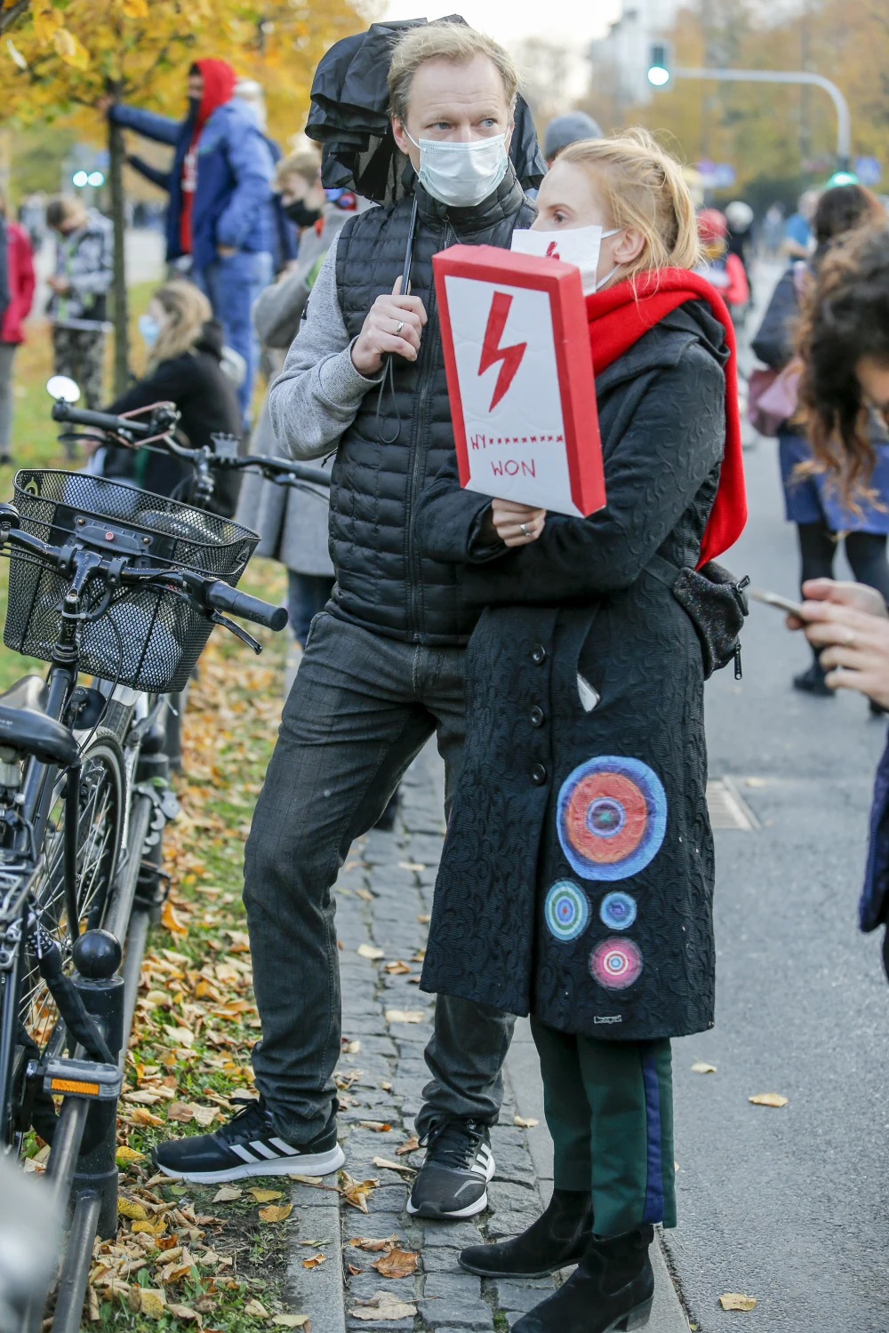 Maciej Stuhr razem z żoną Katarzyną Błażejewską-Stuhr na proteście kobiet w Warszawie