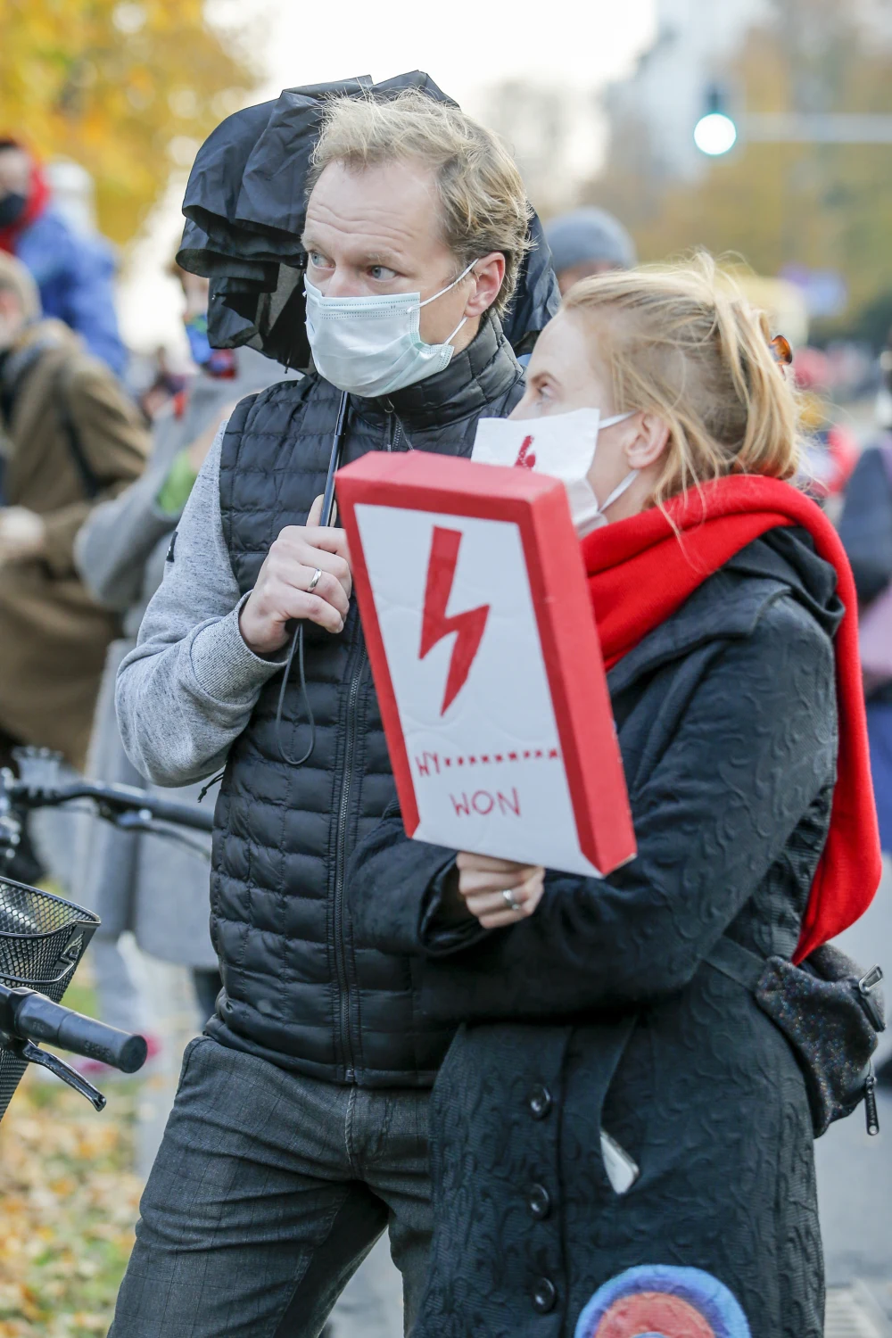 Maciej Stuhr razem z żoną Katarzyną Błażejewską-Stuhr na proteście kobiet w Warszawie Maciej Stuhr razem z żoną Katarzyną Błażejewską-Stuhr na proteście kobiet w Warszawie