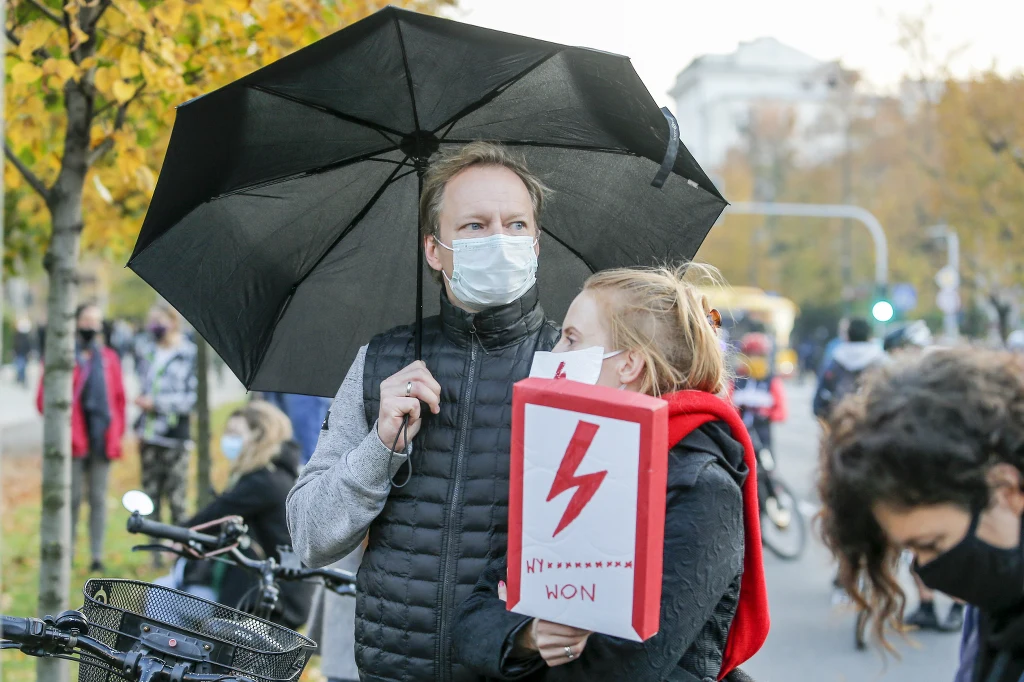 Maciej Stuhr razem z żoną Katarzyną Błażejewską-Stuhr na proteście kobiet w Warszawie